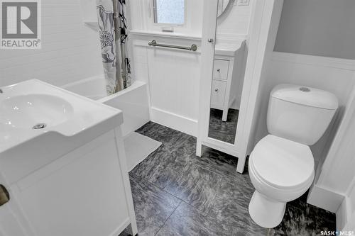 2218 Angus Street, Regina, SK - Indoor Photo Showing Bathroom