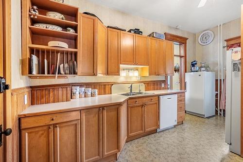 802 4Th Avenue, Fernie, BC - Indoor Photo Showing Kitchen With Double Sink