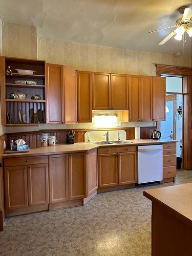 802 4Th Avenue, Fernie, BC - Indoor Photo Showing Kitchen