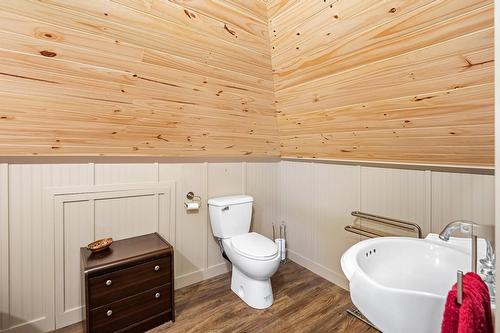 802 4Th Avenue, Fernie, BC - Indoor Photo Showing Bathroom