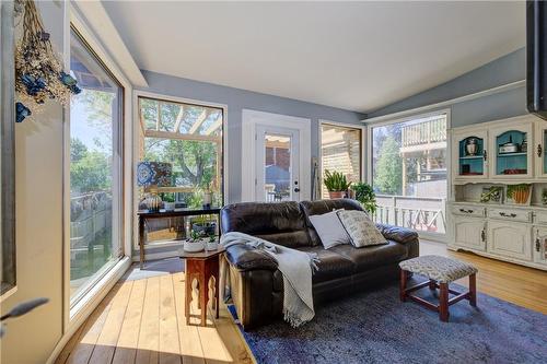 166 Ottawa Street S, Hamilton, ON - Indoor Photo Showing Living Room