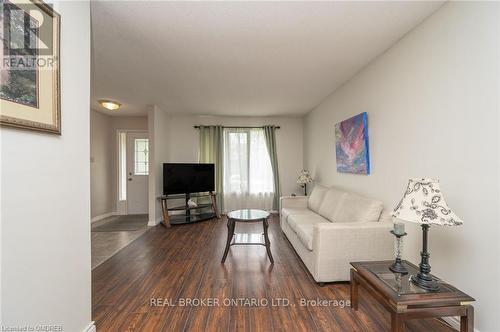 70 Aylmer Crescent, Hamilton (Stoney Creek Mountain), ON - Indoor Photo Showing Living Room