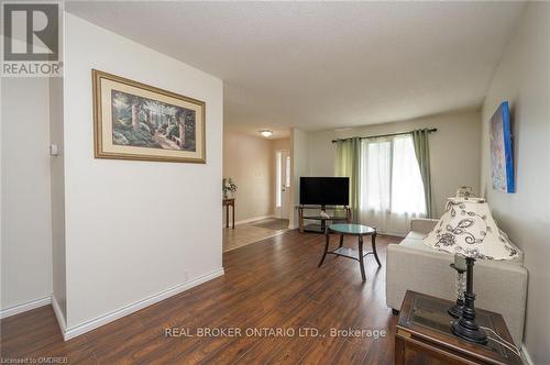 70 Aylmer Crescent, Hamilton (Stoney Creek Mountain), ON - Indoor Photo Showing Living Room