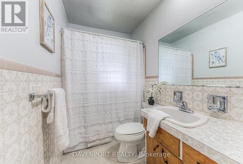 17 Suffolk Avenue, Kitchener, ON - Indoor Photo Showing Bathroom