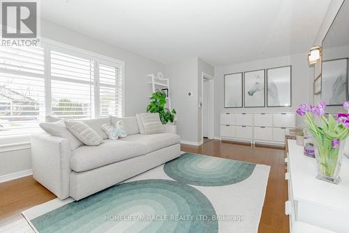 1057 Roosevelt Road, Mississauga, ON - Indoor Photo Showing Living Room