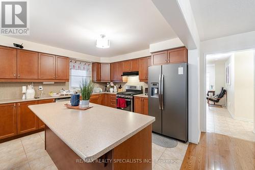 33 Bloom Drive, Brampton, ON - Indoor Photo Showing Kitchen