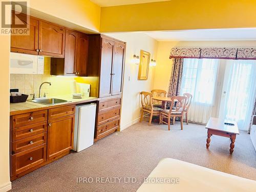 2320/21 - 90 Highland Drive, Oro-Medonte (Horseshoe Valley), ON - Indoor Photo Showing Kitchen