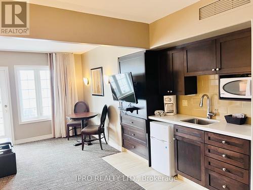 2320/21 - 90 Highland Drive, Oro-Medonte (Horseshoe Valley), ON - Indoor Photo Showing Kitchen