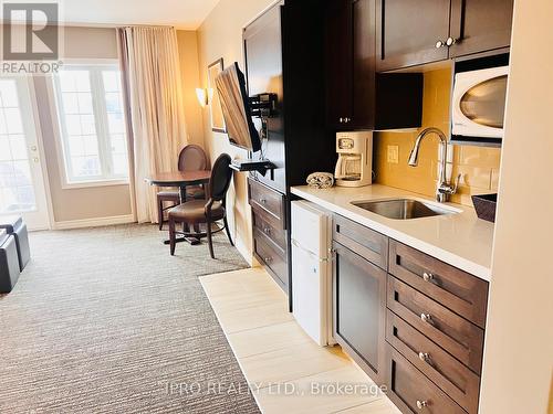 2320/21 - 90 Highland Drive, Oro-Medonte (Horseshoe Valley), ON - Indoor Photo Showing Kitchen