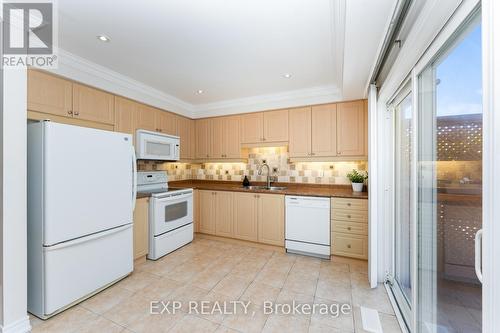 2168 Sutton Drive, Burlington, ON - Indoor Photo Showing Kitchen With Double Sink