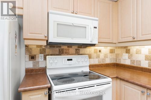 2168 Sutton Drive, Burlington, ON - Indoor Photo Showing Kitchen