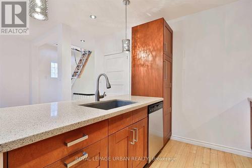 323 Ontario Street, Toronto, ON - Indoor Photo Showing Kitchen