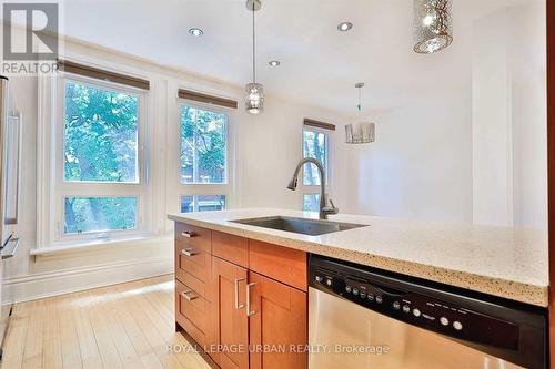 323 Ontario Street, Toronto, ON - Indoor Photo Showing Kitchen With Upgraded Kitchen