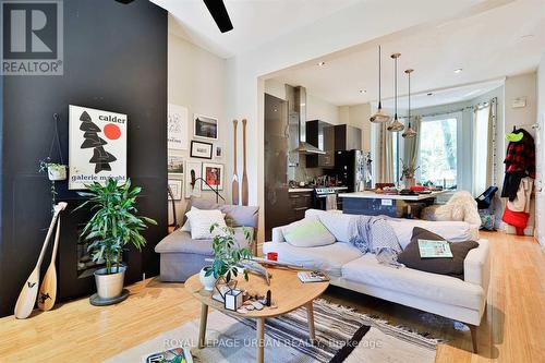 323 Ontario Street, Toronto, ON - Indoor Photo Showing Living Room