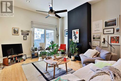 323 Ontario Street, Toronto, ON - Indoor Photo Showing Living Room