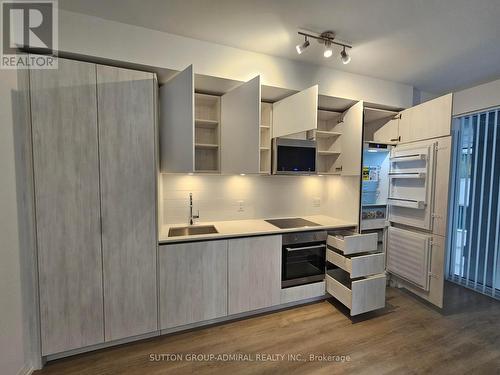 512 - 8 Widmer Street, Toronto, ON - Indoor Photo Showing Kitchen