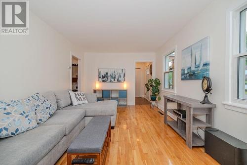 39 Glendale Avenue, Deep River, ON - Indoor Photo Showing Living Room