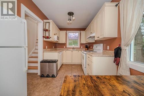 39 Glendale Avenue, Deep River, ON - Indoor Photo Showing Kitchen