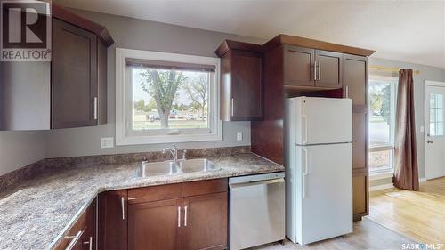 3901 Hillsdale Street, Regina, SK - Indoor Photo Showing Kitchen With Double Sink