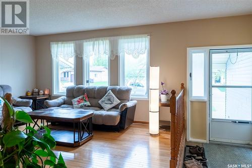 127 Brunst Crescent, Saskatoon, SK - Indoor Photo Showing Living Room