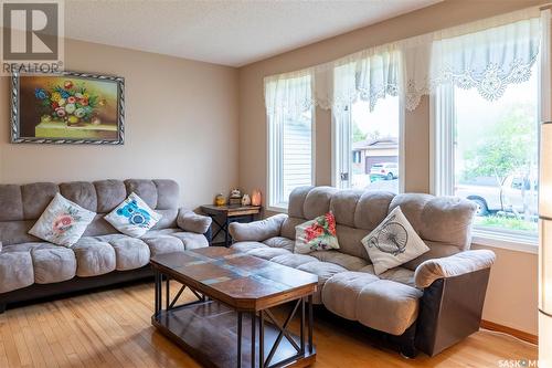 127 Brunst Crescent, Saskatoon, SK - Indoor Photo Showing Living Room
