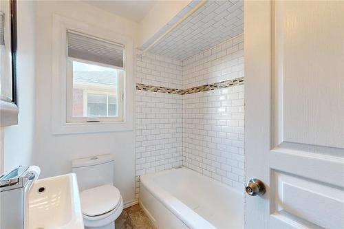 114 Duncombe Drive, Hamilton, ON - Indoor Photo Showing Bathroom
