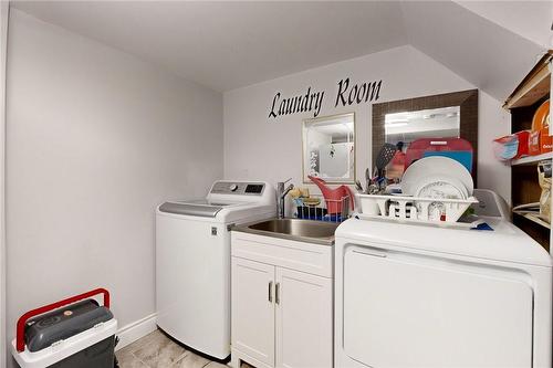 114 Duncombe Drive, Hamilton, ON - Indoor Photo Showing Laundry Room