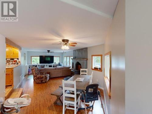 9994 Kelly Creek Road, Powell River, BC - Indoor Photo Showing Living Room