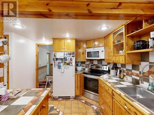 9994 Kelly Creek Road, Powell River, BC - Indoor Photo Showing Kitchen