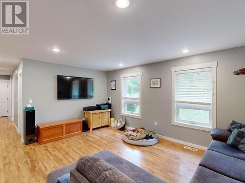 9994 Kelly Creek Road, Powell River, BC - Indoor Photo Showing Living Room