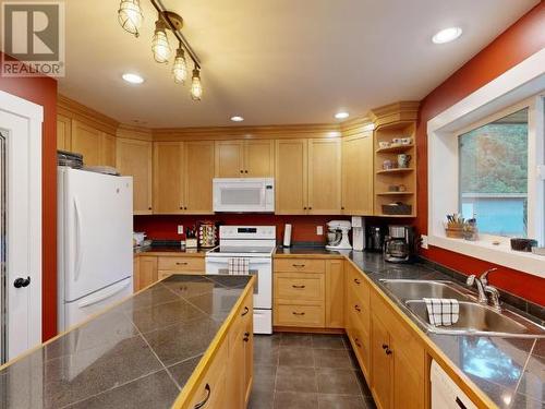 9994 Kelly Creek Road, Powell River, BC - Indoor Photo Showing Kitchen With Double Sink