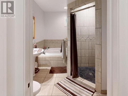 9994 Kelly Creek Road, Powell River, BC - Indoor Photo Showing Bathroom