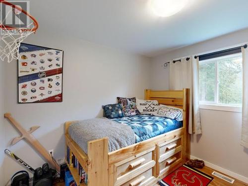 9994 Kelly Creek Road, Powell River, BC - Indoor Photo Showing Bedroom