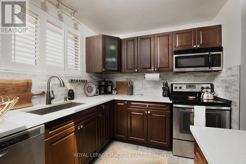 15 Locheed Drive, Hamilton, ON - Indoor Photo Showing Kitchen