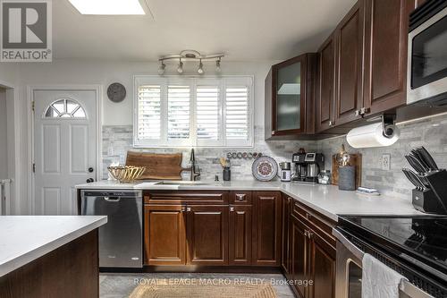 15 Locheed Drive, Hamilton, ON - Indoor Photo Showing Kitchen