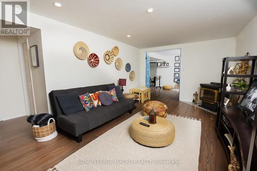 15 Locheed Drive, Hamilton, ON - Indoor Photo Showing Living Room