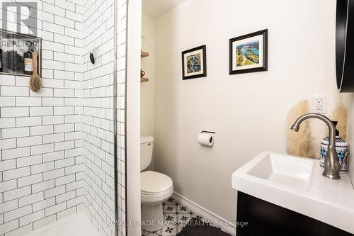 15 Locheed Drive, Hamilton, ON - Indoor Photo Showing Bathroom