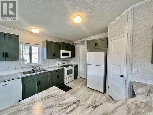 2 1406 S Broadway Avenue, Williams Lake, BC - Indoor Photo Showing Kitchen With Double Sink