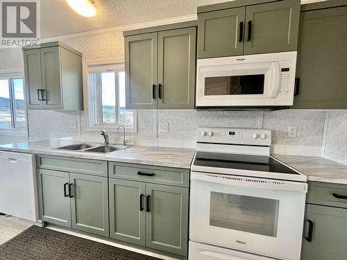 2 1406 S Broadway Avenue, Williams Lake, BC - Indoor Photo Showing Kitchen With Double Sink