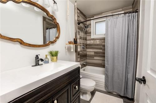 15 Locheed Drive, Hamilton, ON - Indoor Photo Showing Bathroom