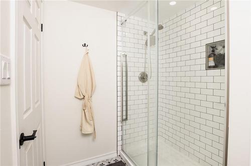 15 Locheed Drive, Hamilton, ON - Indoor Photo Showing Bathroom
