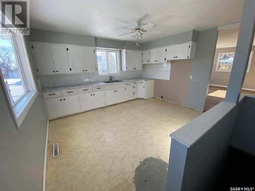 14 6Th St. Crescent, Kindersley, SK - Indoor Photo Showing Kitchen With Double Sink