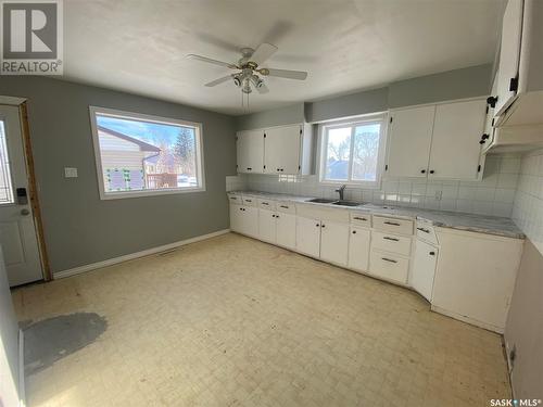 14 6Th St. Crescent, Kindersley, SK - Indoor Photo Showing Kitchen With Double Sink