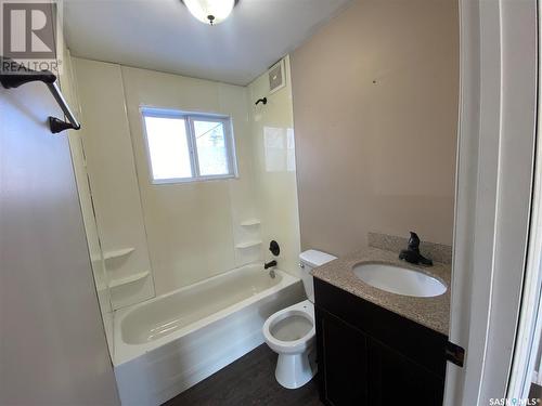 14 6Th St. Crescent, Kindersley, SK - Indoor Photo Showing Bathroom