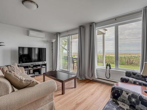 Salon - 1-491 Ch. Des Pionniers E., L'Islet, QC - Indoor Photo Showing Living Room