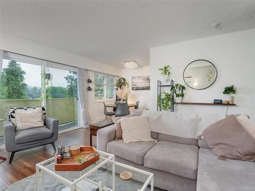 302-1597 Midgard Ave, Saanich, BC - Indoor Photo Showing Living Room