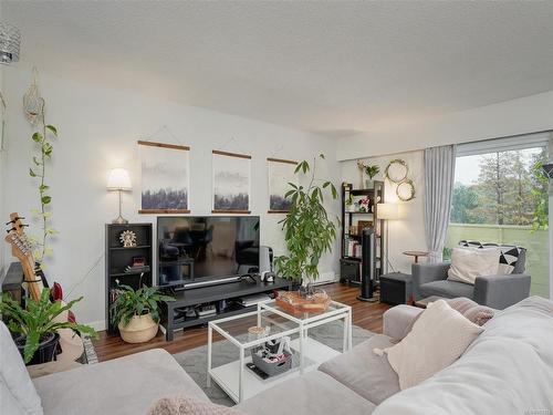 302-1597 Midgard Ave, Saanich, BC - Indoor Photo Showing Living Room