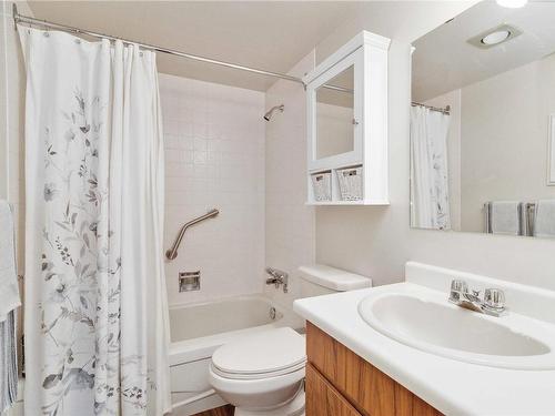 209-1101 Hilda St, Victoria, BC - Indoor Photo Showing Bathroom