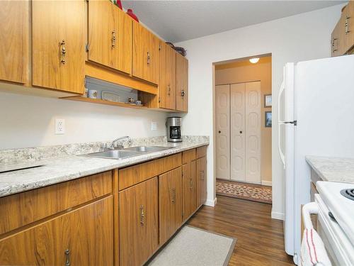 209-1101 Hilda St, Victoria, BC - Indoor Photo Showing Kitchen With Double Sink