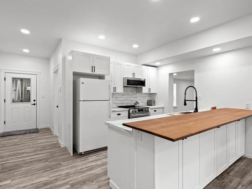 760 Yates Road, Kamloops, BC - Indoor Photo Showing Kitchen